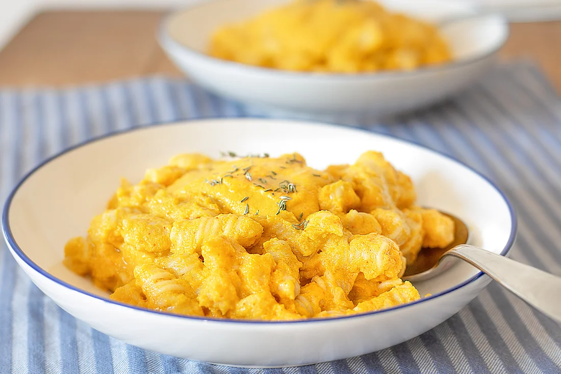 Nudeln mit Kürbis Mac and Cheese auf einem Teller