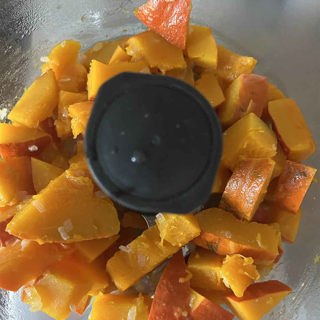 Kürbisstücke in einem Mixer