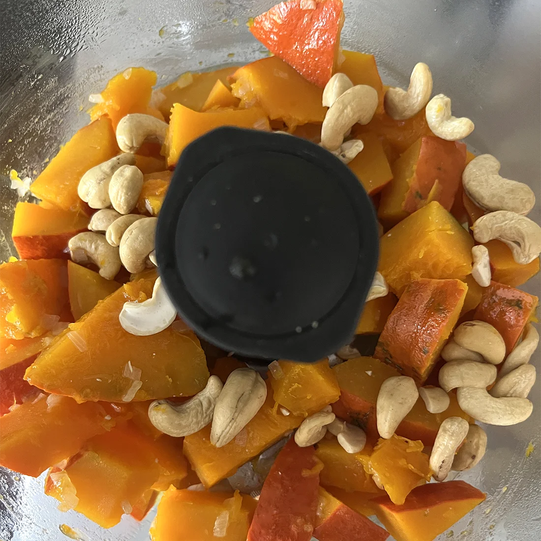 Kürbisstücke und Cashewnüsse in einem Mixer