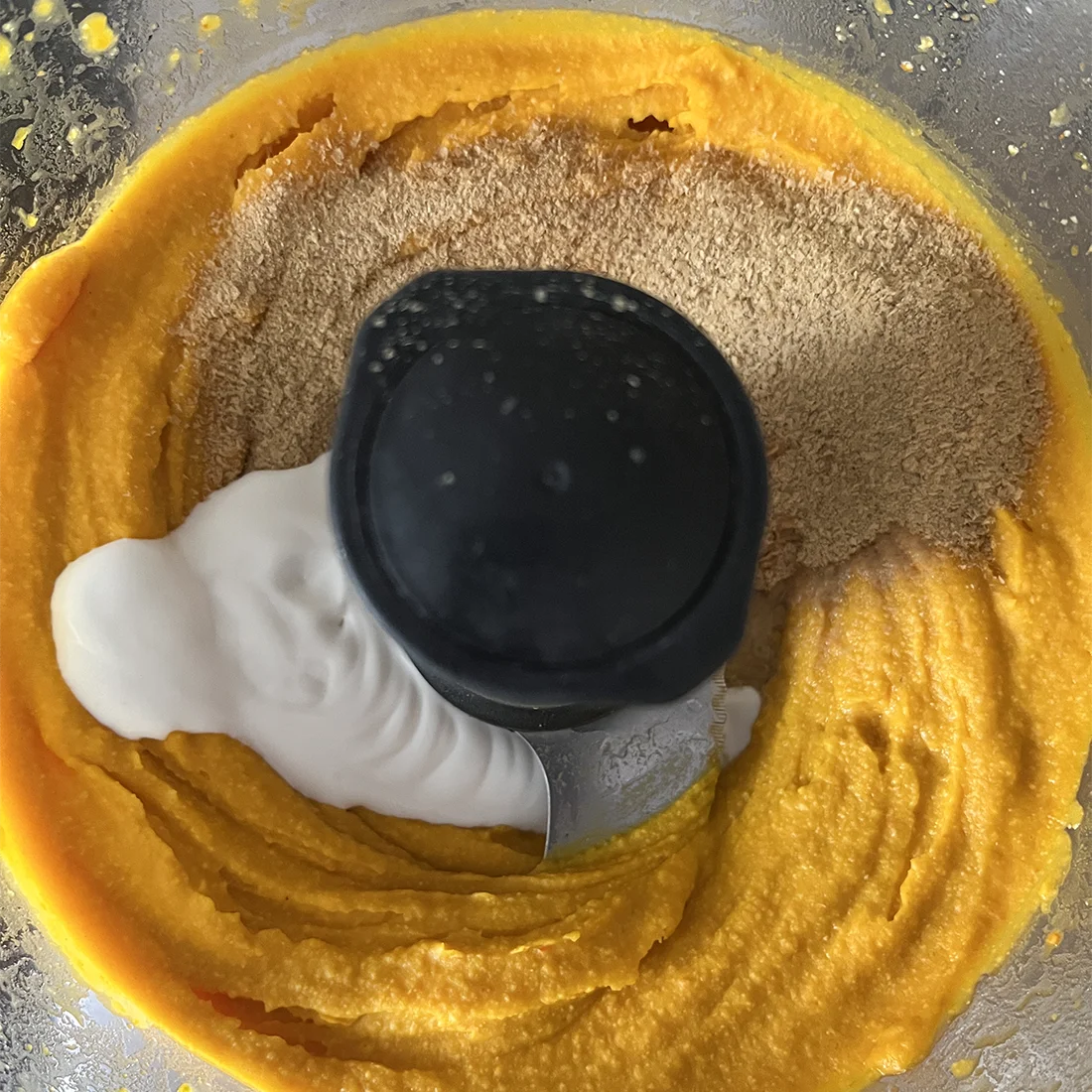 Kürbispüree mit veganer Sahne und Hefeflocken im Mixer