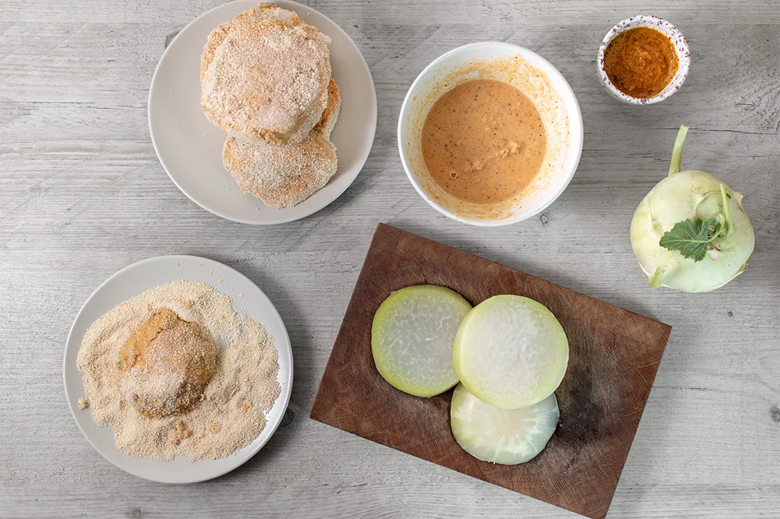 Zubereitung von Kohlrabischnitzel ohne Ei, geschnittener Kohlrabi mit und ohne Panade