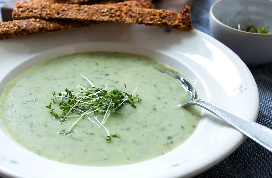 Kressesuppe mit Nigella-Knäckebrot