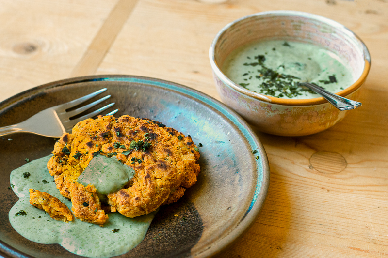 Linsenbratling mit Koriander Joghurt-Dip