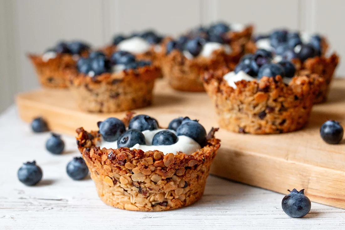 Müsli Törtchen auf einem Brett