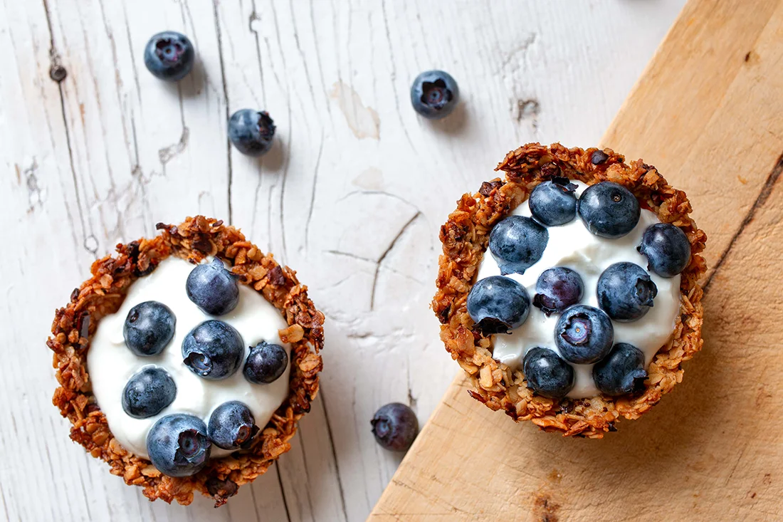 Müsli Törtchen mit Vanillequark und Heidelbeeren