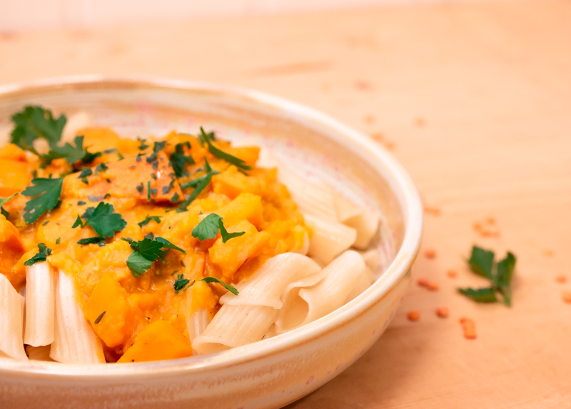 Dinkel-Nudeln mit Kürbis und Linsen