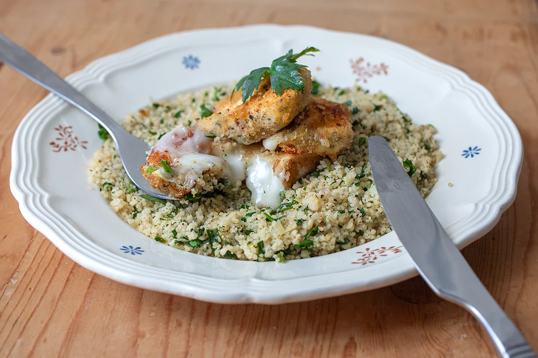 Panierter Ziegenkäse auf Kräuter-Couscous