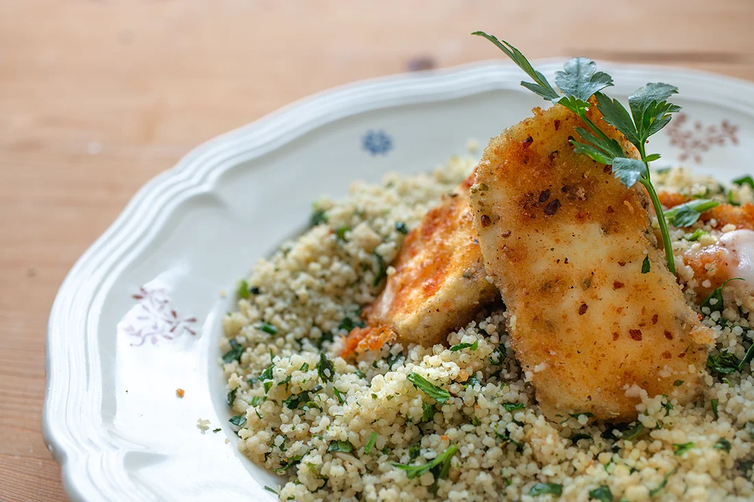 Panierter Ziegenkäse auf Kräuter-Couscous