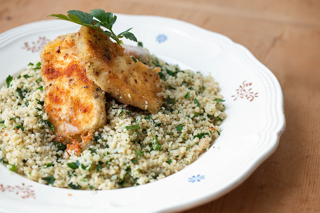 Panierter Ziegenkäse mit Kräuter-Couscous