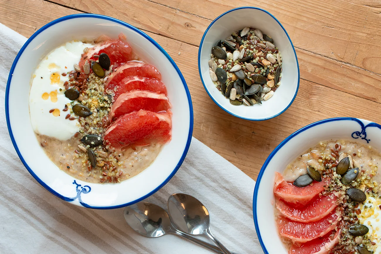 Porridge mit Grapefruit, Joghurt und Kardamom