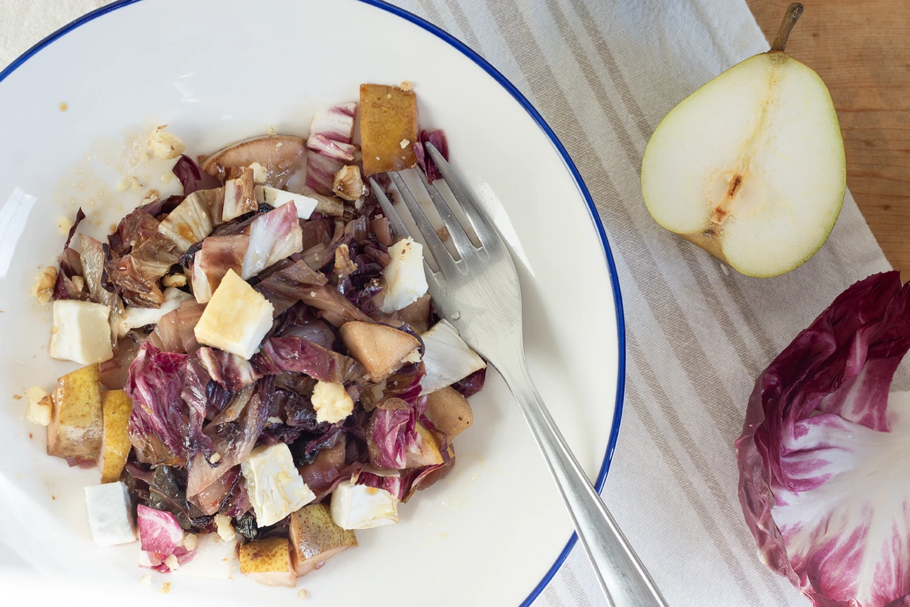 Radicchiosalat mit Birnen, Ziegenkäse und Walnüssen