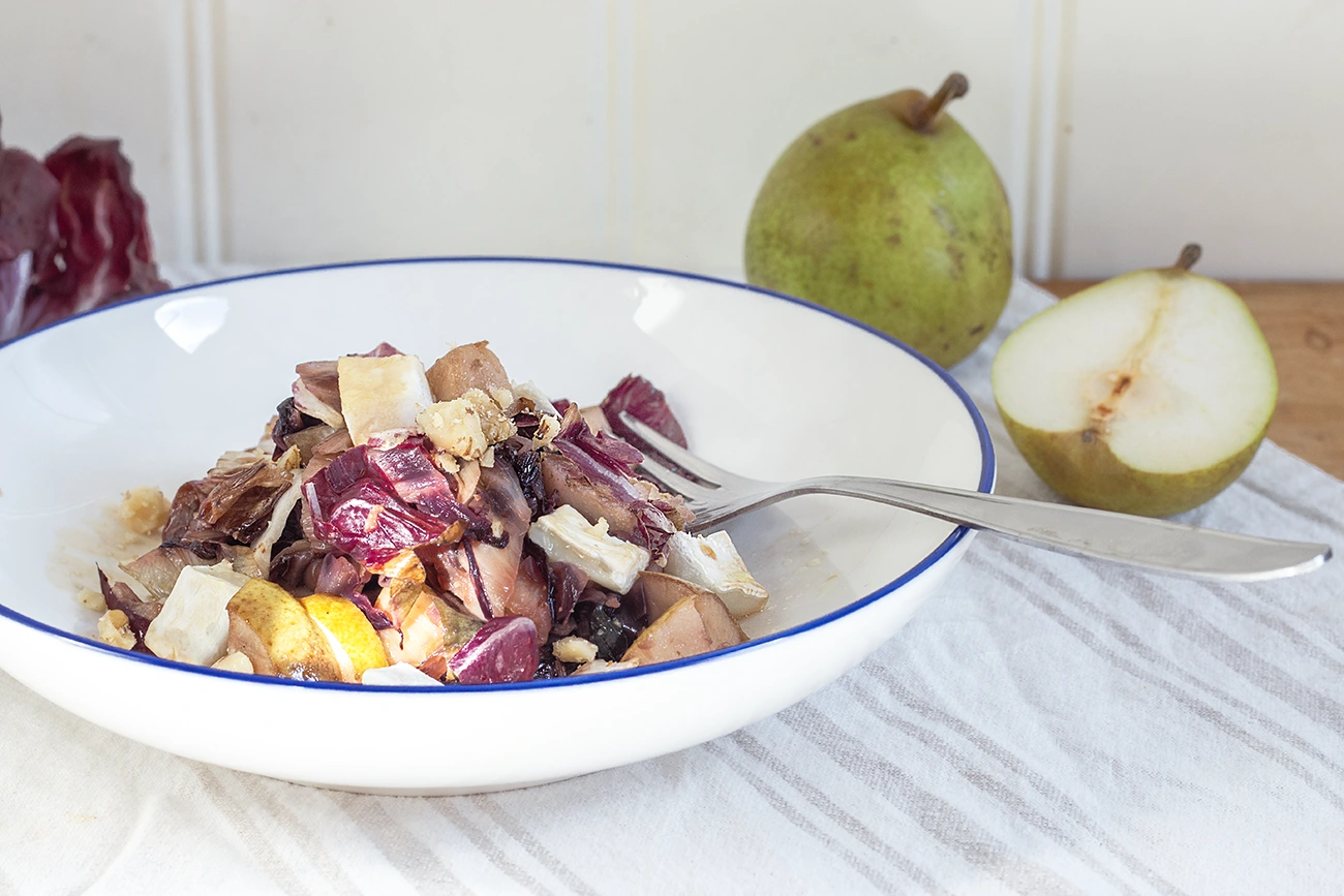 Radicchio-Salat mit Birnen, Ziegenkäse und Walnüssen