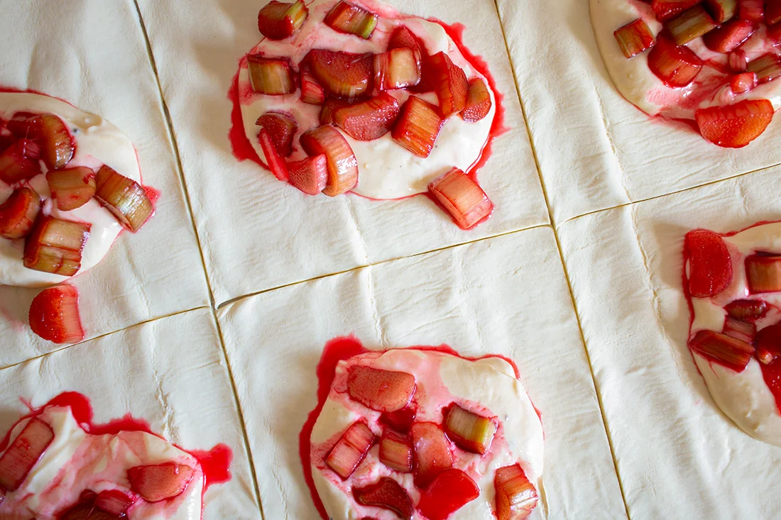 ungebackener Blätterteig mit Quark und Rhabarber darauf