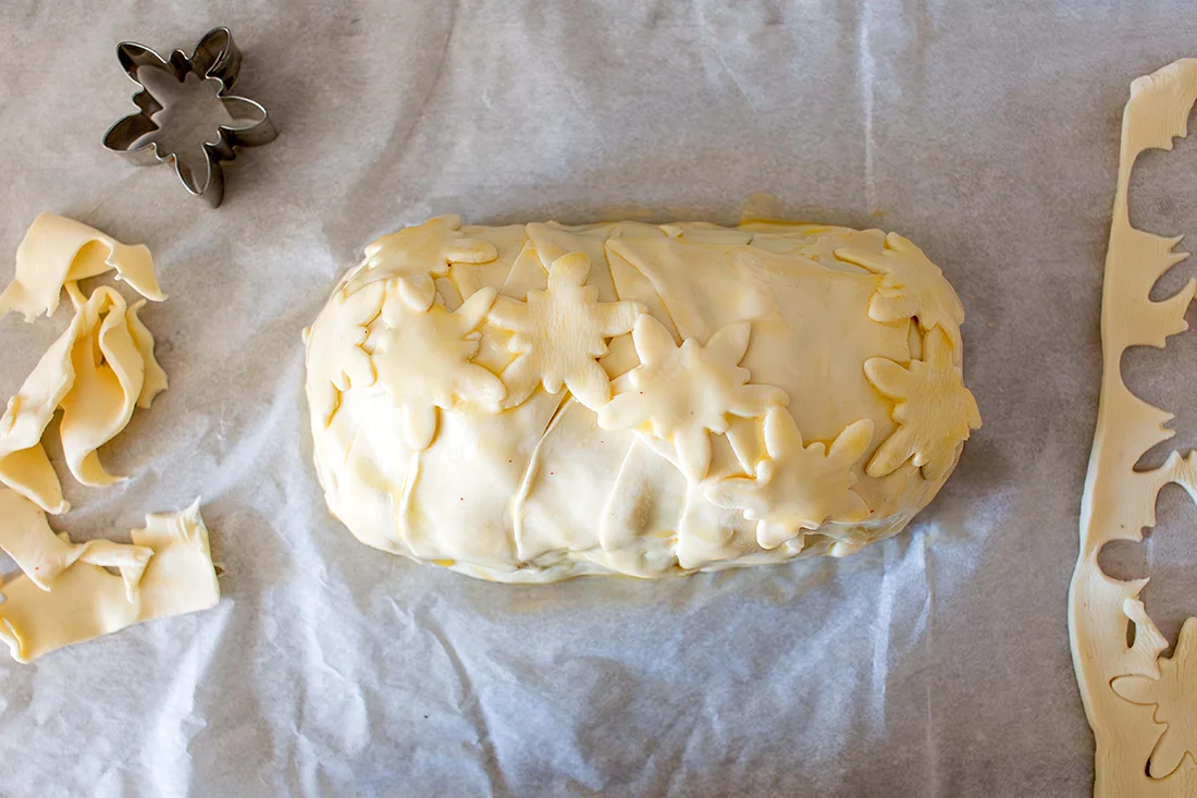 Ungebackener Braten mit roter Bete im Blätterteig