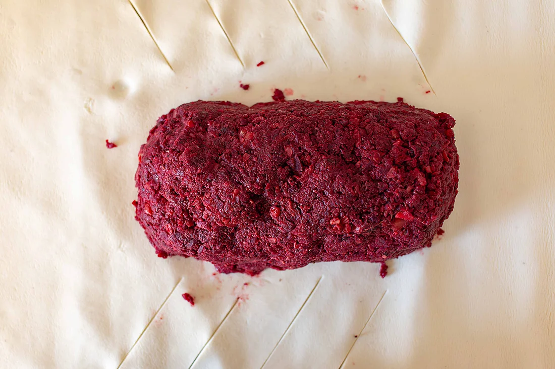 Füllung aus roter Bete und Pilzen auf Blätterteig