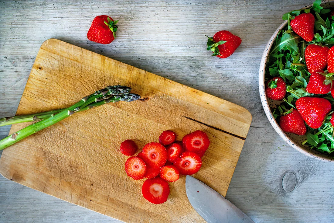 Grüner Spargel-Erdbeer-Salat