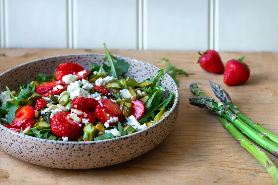 Grüner Spargel-Salat mit Erdbeeren