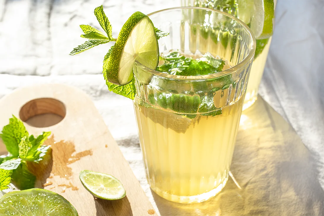 Virgin Mojito mit Kombucha und Mojito Sirup, Minze und Limette