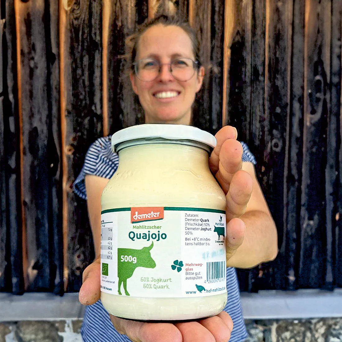 Anne Schnurr vom Hof Mahlitzsch hält Mahlitzscher Quajojo in die Kamera