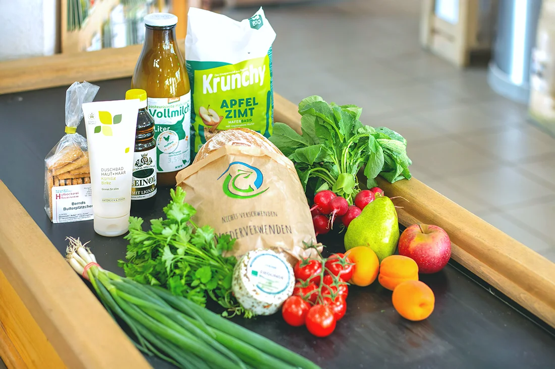 verschiedene Bio-Produkte auf dem Kassenband im Biomarkt