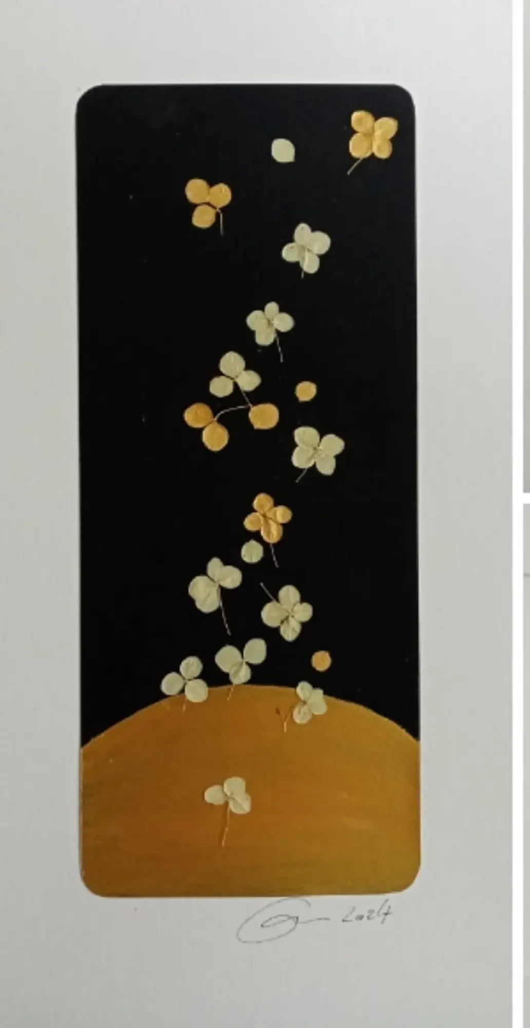 Kunst von Bianca Choque: Gelbe Blüten auf schwarz-orangem Grund. Copyright: Bianca Choque