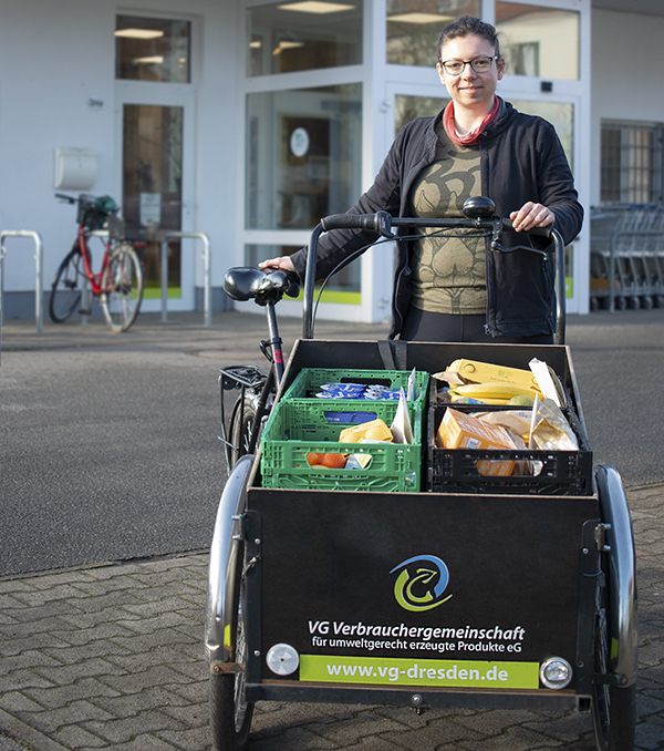 Fahrerin mit Lastenrad