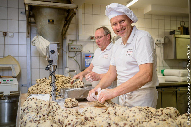 Bäcker Heller und Mitarbeiter in der Bäckerei Bucheckchen bereiten Dresdner Stollen vor