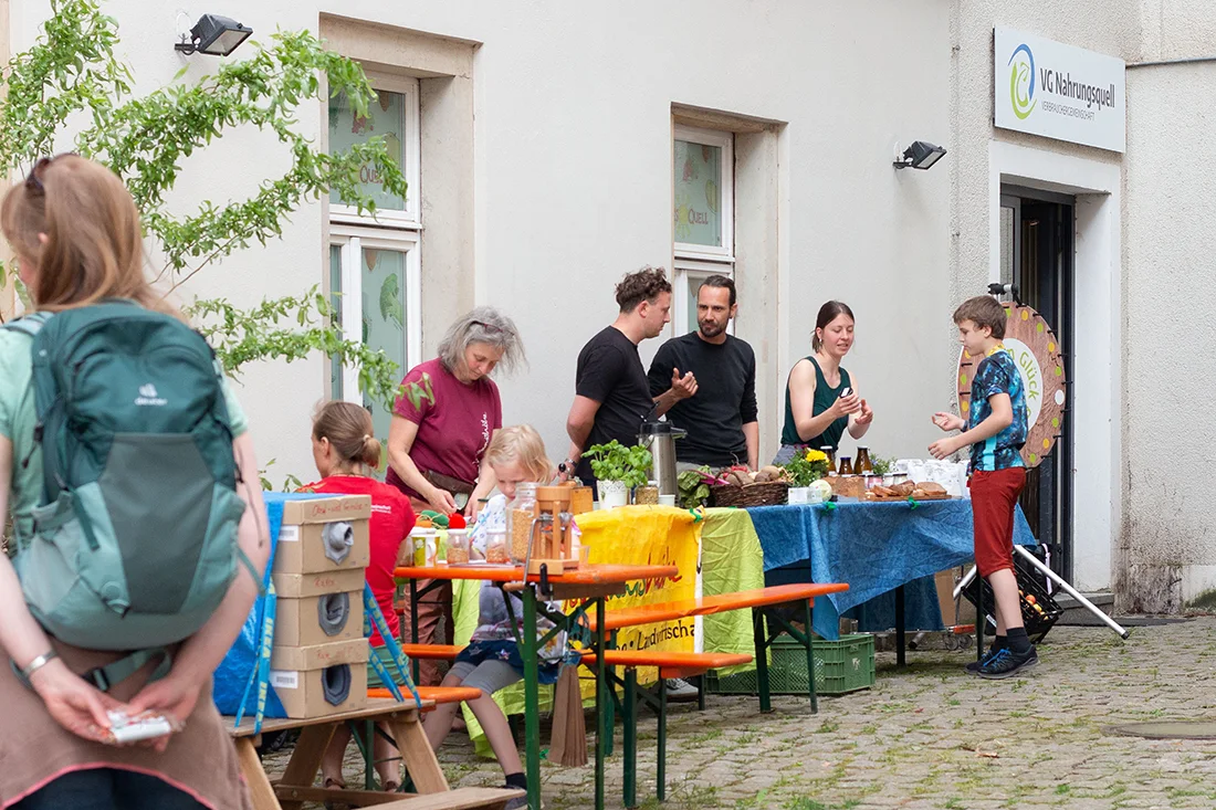 Menschen an Ständen auf dem Eröffnungsfest der VG Nahrungsquell