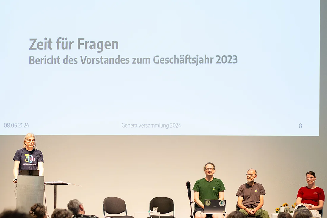 Mitglieder des Aufsichtsrates und des Vorstandes sprechen auf der Generalversammlung der VG