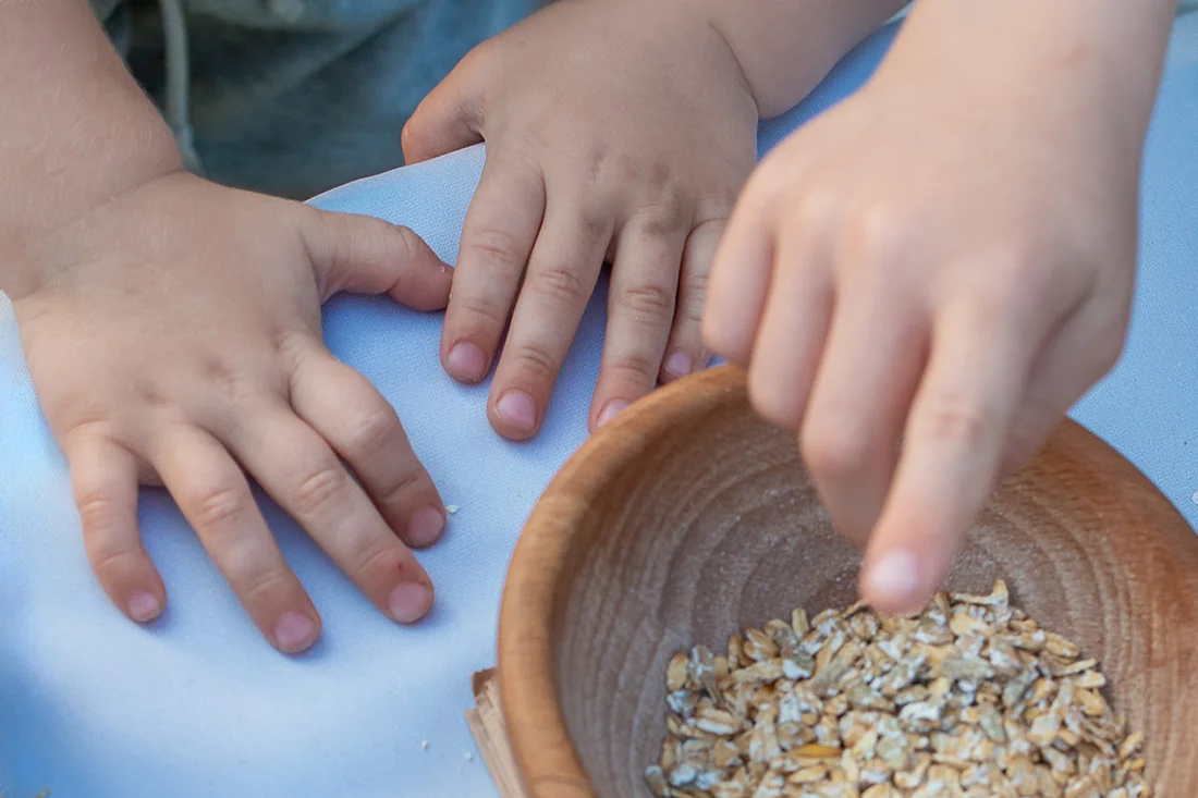 Detailaufnahme von Kinderhänden