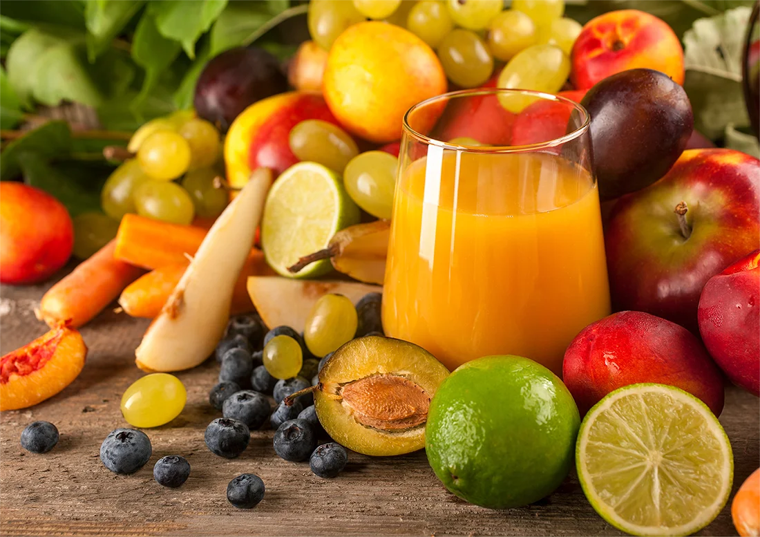 Ein Glas Saft, darum verschiedene Früchte. Bild: Canva