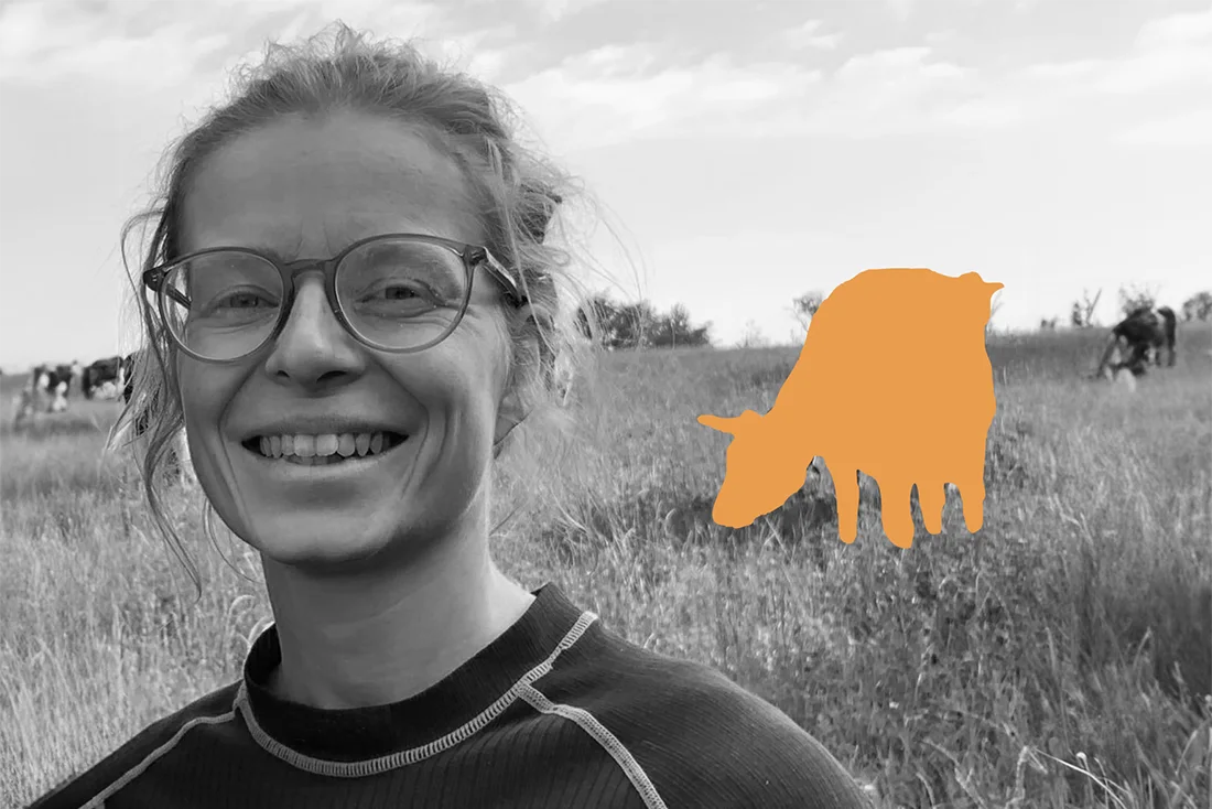Mitarbeiterin vom Hofgut Pulsitz, im Hintergrund eine Weide und der Umriss einer Kuh in orangener Farbe