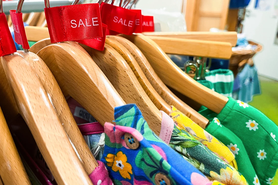Reduzierte Kleidungsstücke mit Sale-Fähnchen im Naturwarenladen in Dresden Mitte