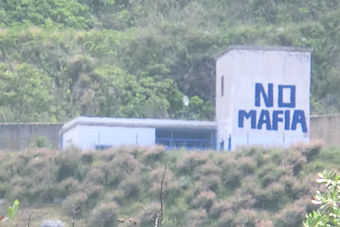 Ein Gebäude in Sizilien, auf dem steht: "No mafia". Bild: Libera Terra