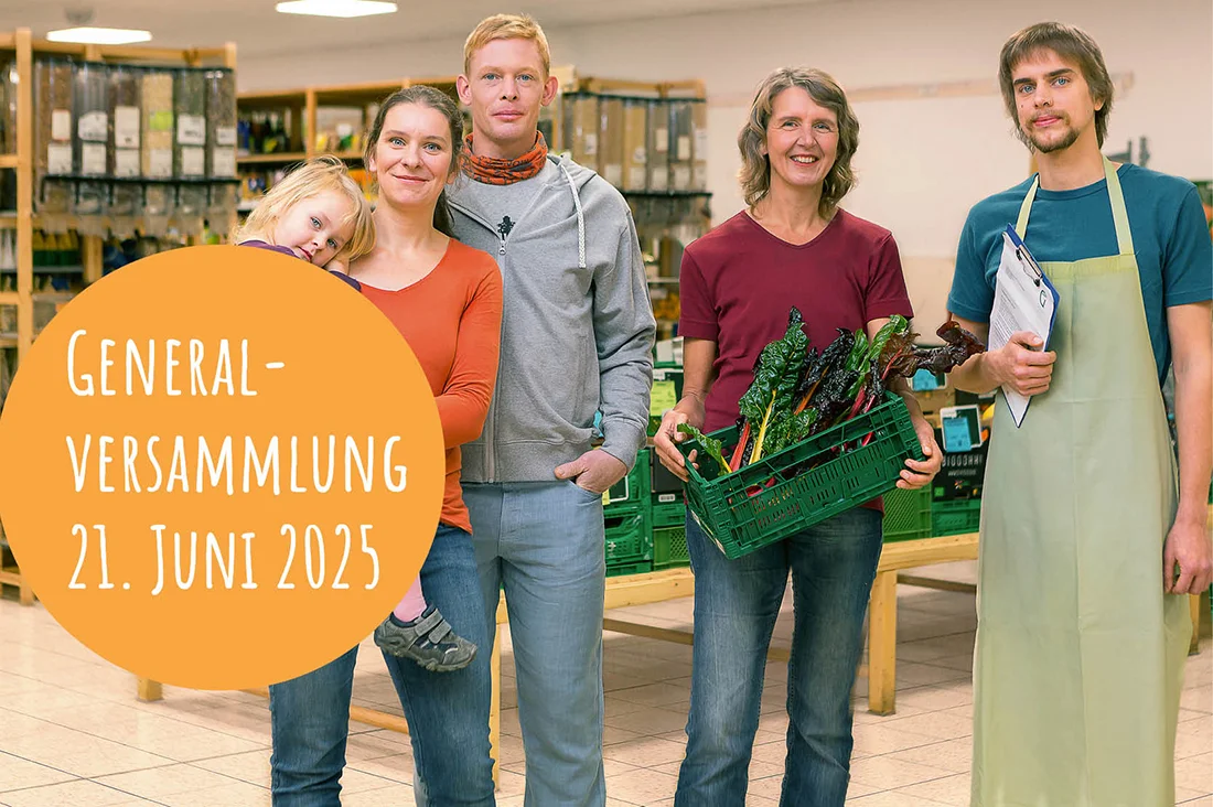 eine Familie, Lieferantin und Mitarbeiter der VG Dresden im Biomarkt. Text auf orangem Kreis: Generalversammlung 21. Juni 2025.