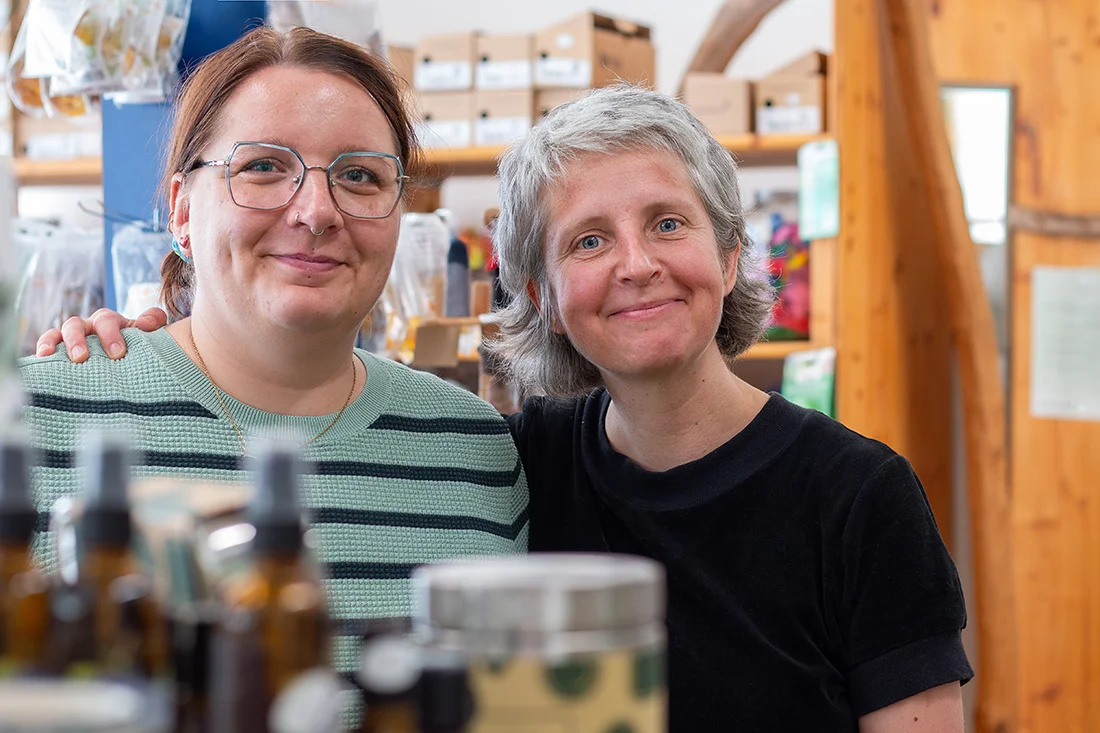 zwei Mitarbeiterinnen im Naturwarenladen blicken in die Kamera