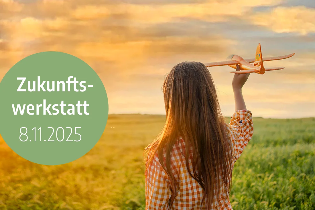 Mädchen steht auf einer Wiese, den Blick abgewandt und hält ein Flugzeug in der Hand. Text: Zukunftswerkstatt 8.11.2025.