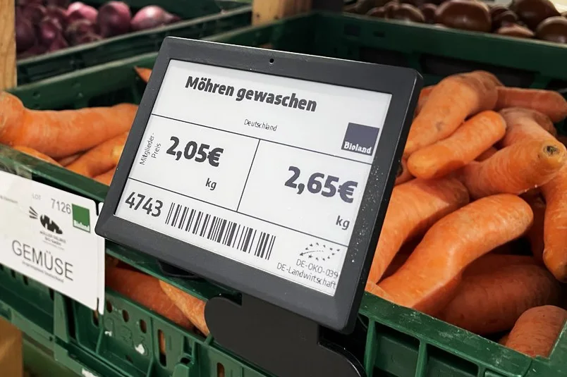 Bio-Möhren mit einem Preisschild