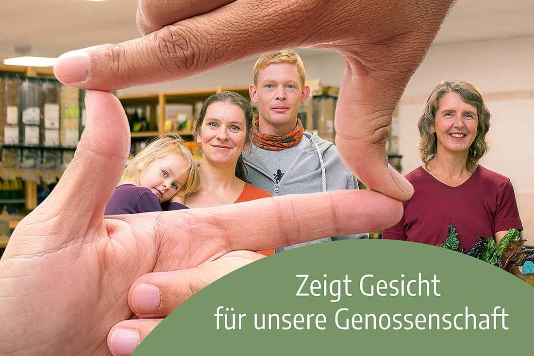 Mitglieder der Verbrauchergemeinschaft, im Vordergrund formen zwei Hände einen Rahmen um ihre Gesichter. Text: Zeigt Gesicht für unsere Genossenschaft
