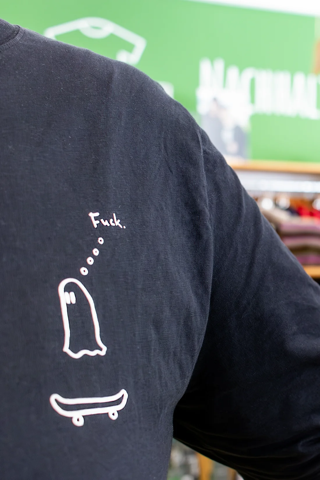 Detailansicht eines Tshirts von Recolution mit einem Comic-Gespenst