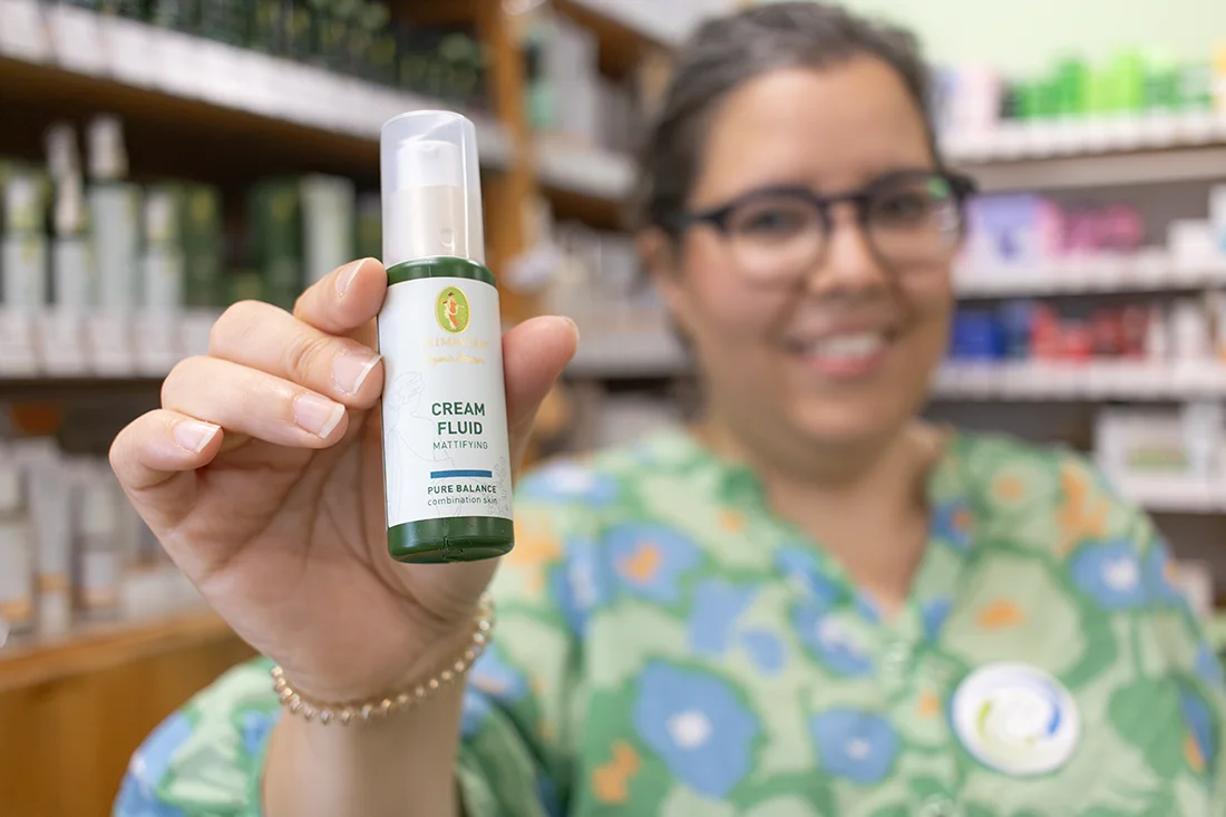 Eine Frau zeigt Cream Fluid von Primavera