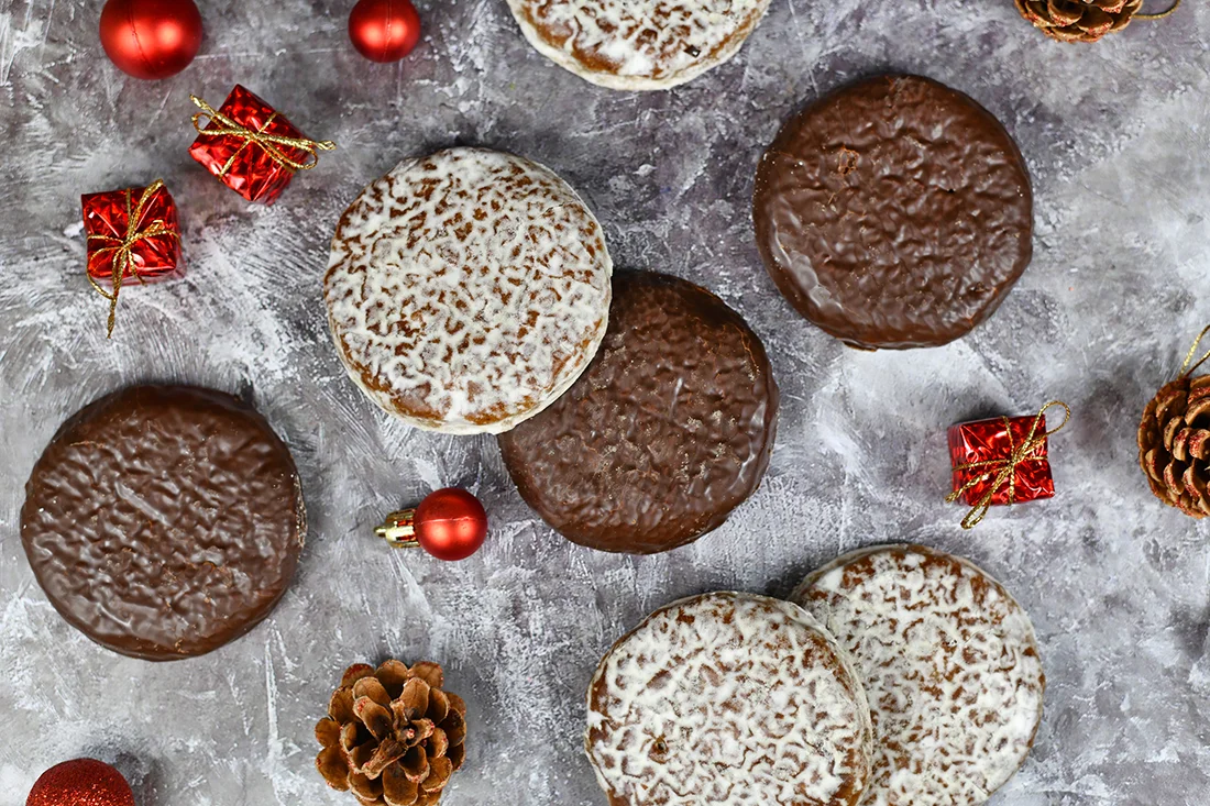 Lebkuchen und Weihnachtsdeko auf marmorierter Oberfläche
