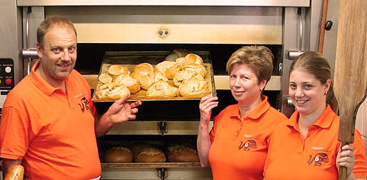 Team der Bäckerei Vogel vor dem Ofen mit Backwaren
