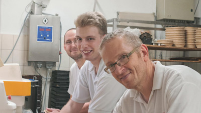 Das Team der Biobäckerei Spiegelhauer in der Backstube