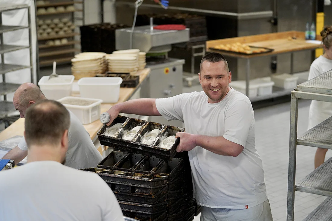 Bäcker:innen der Biobäckerei Taubenheim arbeiten in der Backstube