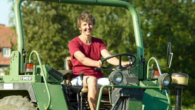 Ines Franz auf einem Traktor