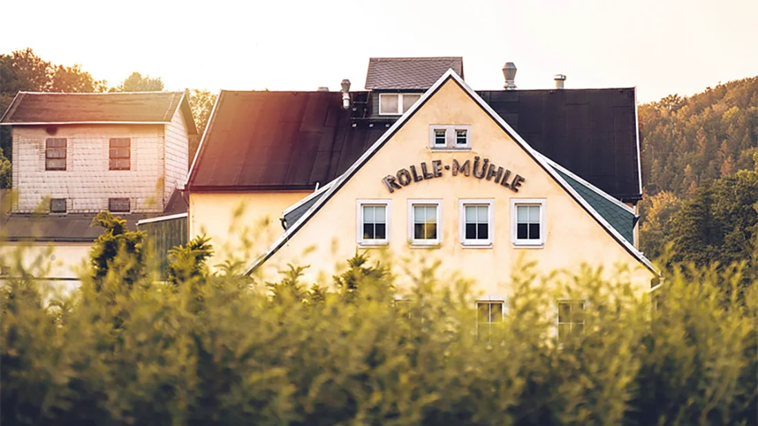 Gebäude der Rolle Mühle mit Schriftzug auf dem Giebel