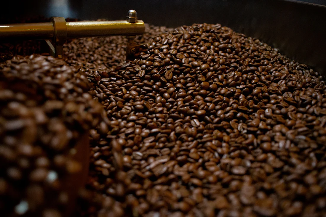 fertig geröstete Kaffeebohnen