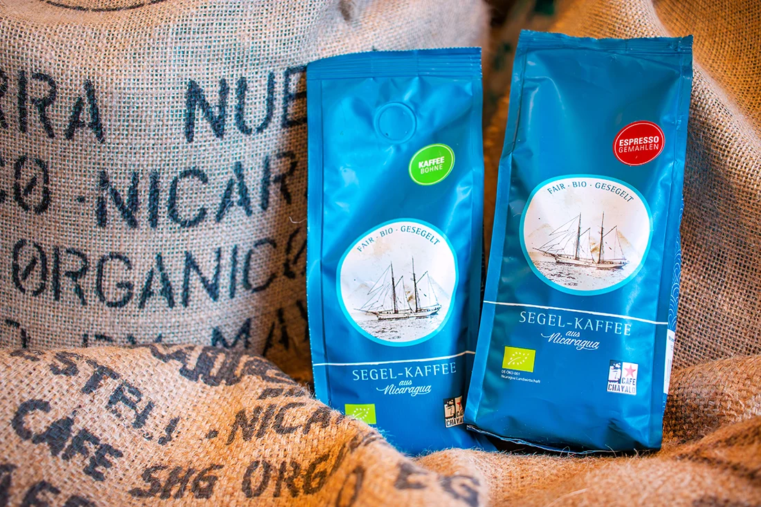 zwei Packungen Segelkaffee von Café Chavalo auf einem Jute-Kaffeesack