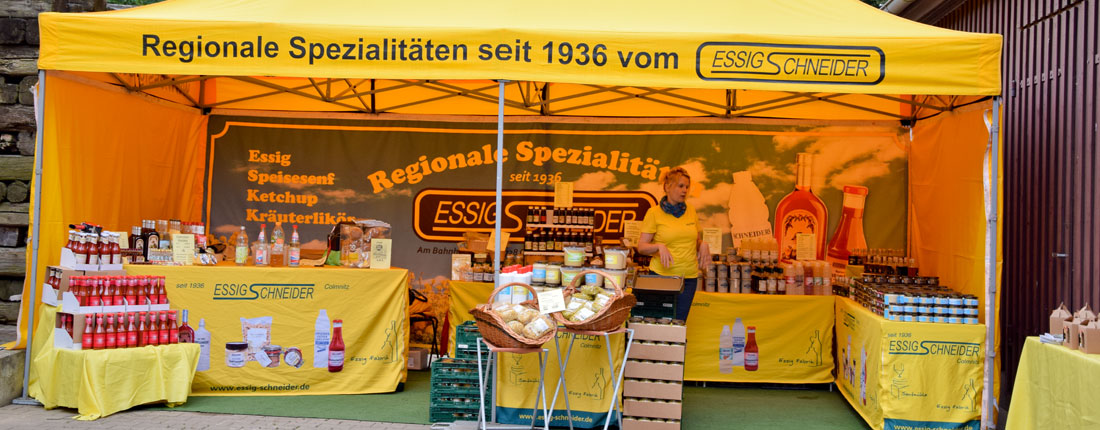 Marktstand von Essig Schneider mit Bio-Produkten